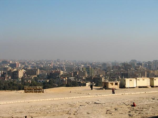 Вид на Каир с одной стороны пирамид