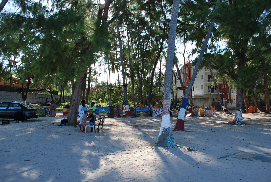 Фото на пляже Баваро, картинная лавка, там же и коттеджи с апартаментами в аренду. - Полезные советы по Доминикане - Аренда машины часть 10