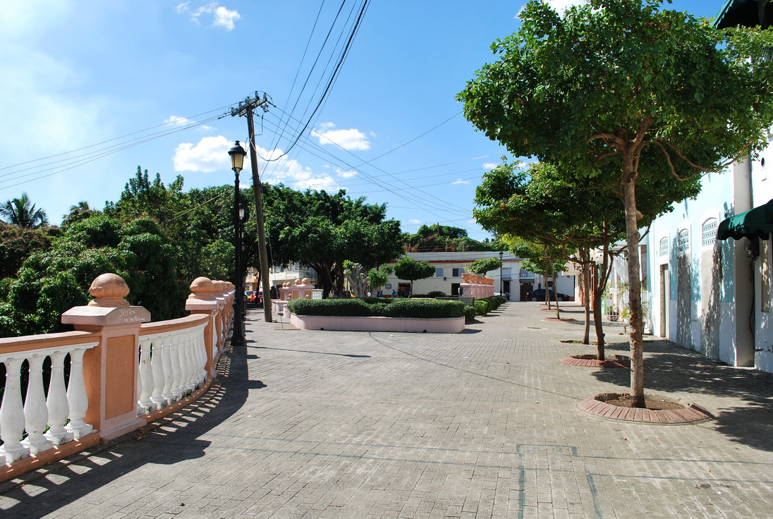 Фото улиц  у крепостной стены в старой части района Колониаль. г Санто Доминго - Доминиканский дневник Часть 17