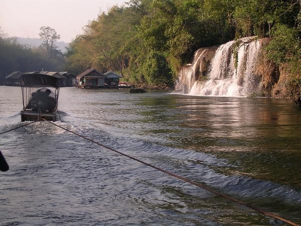  Thailand Bangkok Таиланд - Банкок отзыв Kanchanaburi-River-Kwai - Erawan waterfall Утренний бамбу-рафтинг по реке 