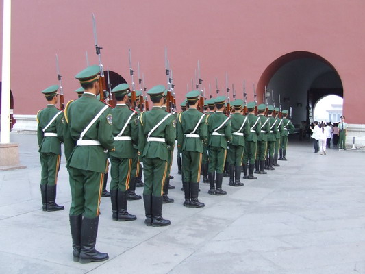 Взвод почетного караула готовится выйти из Запретного города<BR> на площадь Тяньаньмынь для спуска государственного флага на ночь.