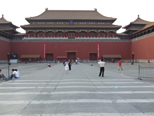 Это здание служит входом в сам музей Запретный город (около 20 долл), <BR>По площади перед зданием  можно ходить бесплатно Пекина beijing