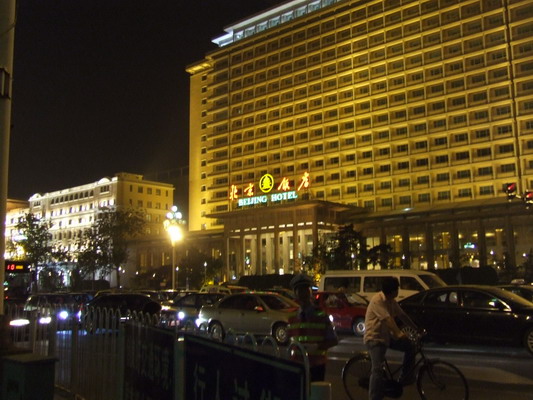 Один из множества типичных Помпезных отелей  центрального проспекта Пекина beijing