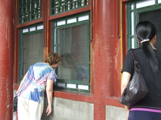 Если вдруг в доме дворца китайцы утроили экспозицию, <BR>то увидеть ее можно только через окошко, засаленное любопытными посетителями. Пекина beijing