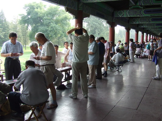 Картежники и картежницы в парке храма Неба Пекина beijing