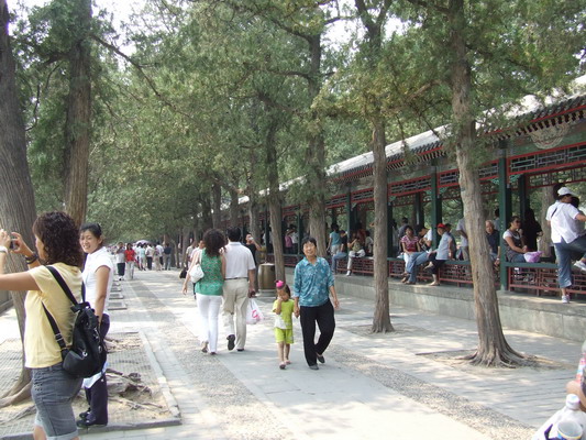 Длинный крытый коридор в Летнем императорском дворце Пекина beijing