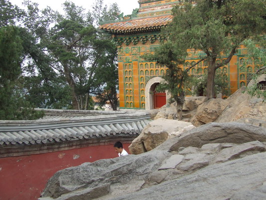 Фото на высшей точке Летнего императорского дворца<BR> выше дворцовых построек Пекина beijing