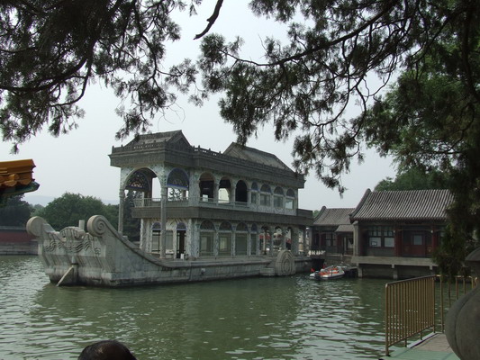 Фото мраморной ладьи - чайного домика в Летнем дворце Пекина beijing