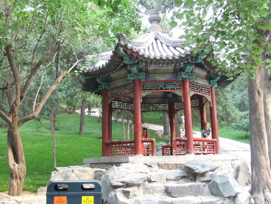 Беседка в парке за Запретным городом, подготовка к подьему на насыпной холм Пекина beijing