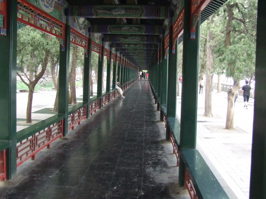 Знаменитый Императорский прогулочный коридор почти километровой длинны Пекина beijing