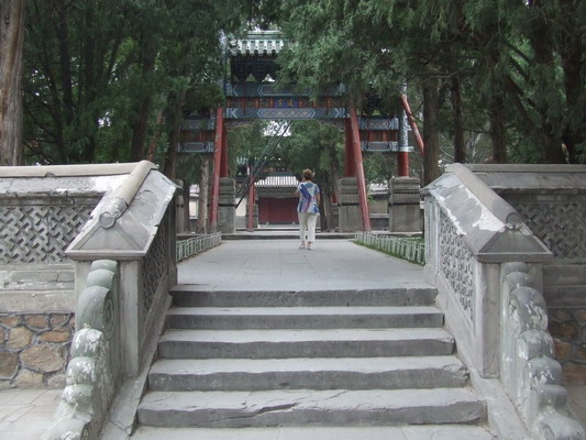 Фото на острове к которому ведет длинный мост в Летнем дворце Пекина beijing