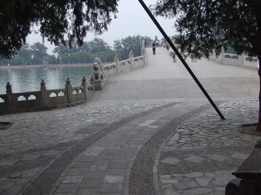 Вблизи вход на мост выглядит так Пекина beijing