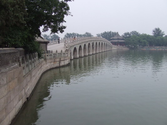 Вид на мост Летнего дворца с другого ракурса Пекина beijing