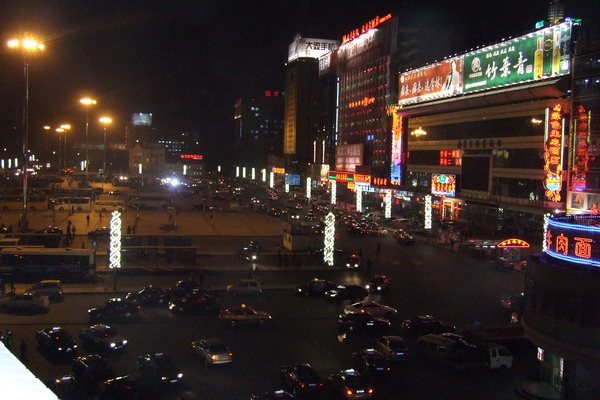 Площадь Харбинского ЖД вокзала вечером. Китая