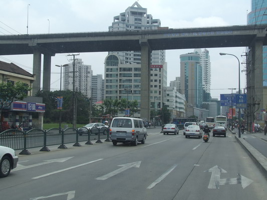 Дорога на уровне 10го этажа, для Шанхая обычное явление.