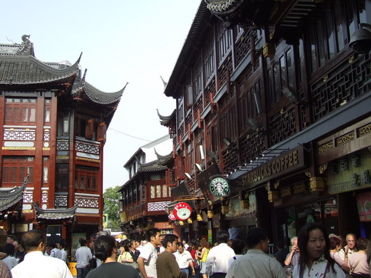 Конечно там все ориентировано именно на туристов <BR> (сувениры, рестораны, отели) Шанхая shanhai