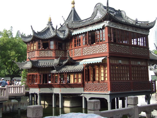 Чайный домик, стоящий на сваях посреди озера Шанхая shanhai