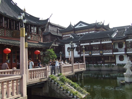 Весь комплекс зданий красив и необычен <BR> Чувтруется гиганский труд потраченный на восстановление старого города Шанхая shanhai