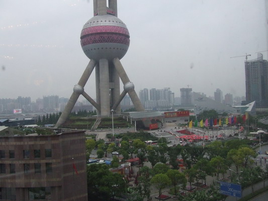 Вид на башню с окна торгового центра Шанхая shanhai