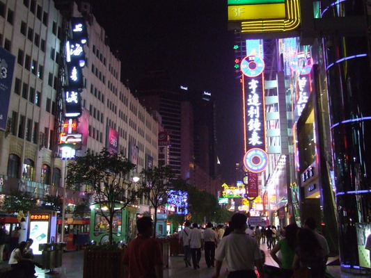 Вечерний Шанхай - Фото на улице Нанкин-лу shanhai