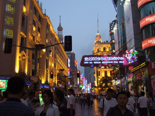 Фото вечернего Шанхая - пешеходная улица Нанкин-лу shanhai