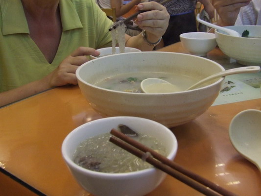 Вот этот Семейный тазик супа - порция на одного стоит 7ю Шанхая shanhai