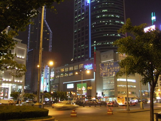 Вечерний Шанхай - на улице в центре города shanhai