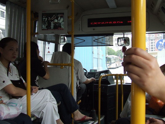 Обычный городской автобус проезд 2ю в любой конец города Шанхая shanhai