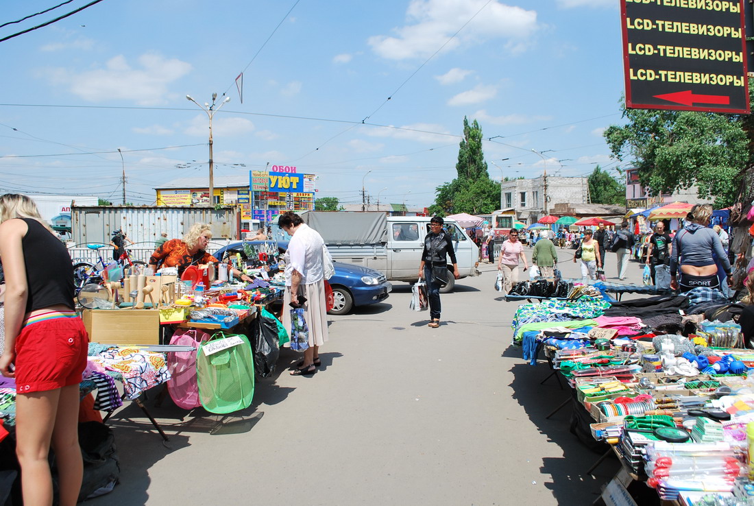 В этом районе впечатление такое, что вышел весь город поторговать. Реальный многокилометровый Черкизон. - Подготовка к авто-путешествию к морю на легковой машине